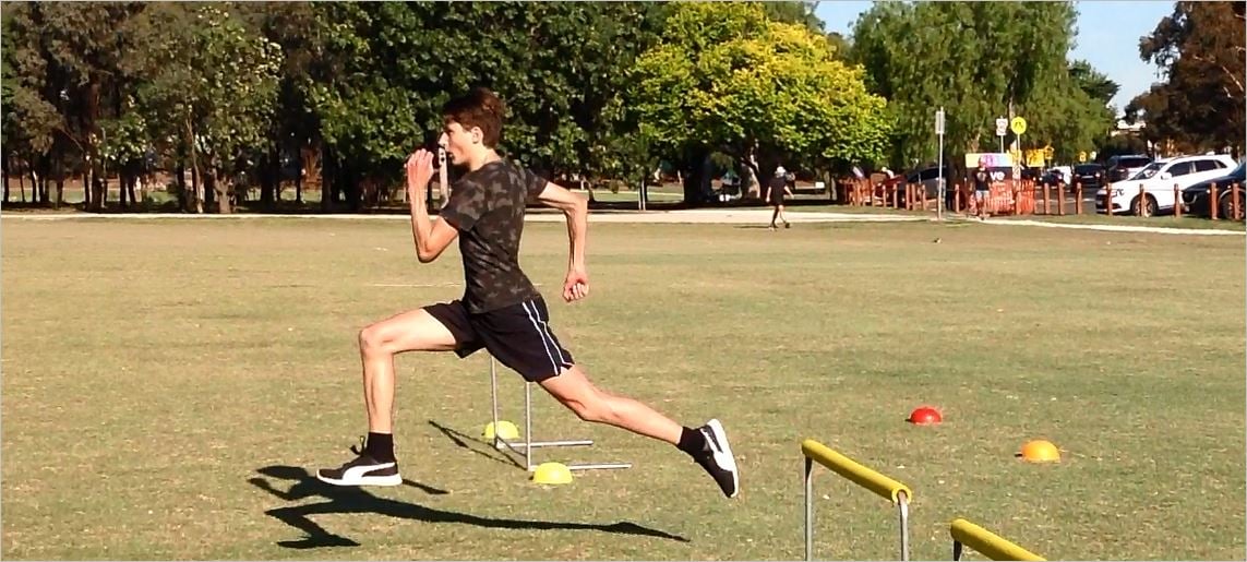 Sprinting at its best - Note the knee lift position and great splits between the kneecaps and wonderful upright torso with hard 
working arms. 